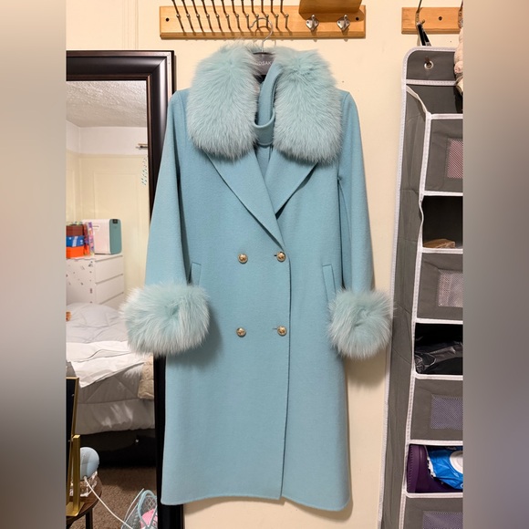 MaxMara Light Blue Trench Coat with Fur Accents - Picture 5 of 6